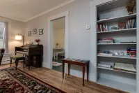 Historic 150-Year-Old Farmhouse, Jacuzzi Included