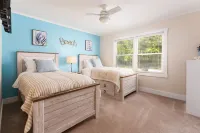 Luxurious & Comfy Haven: Prime Location ~ Pool ~ Hot Tub ~ Fire Pit ~ Gym ~ Pkg!