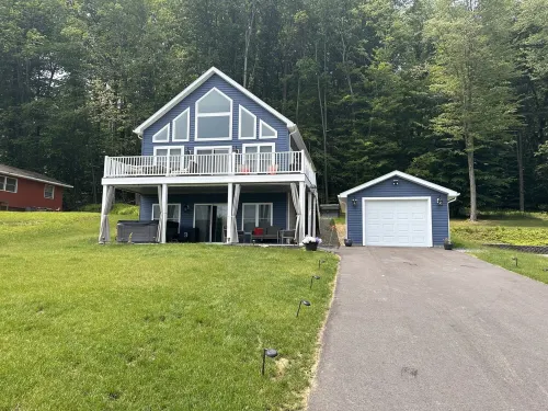 Treasure Lake Home, hot tub, partial Lake view and walking distance to beach