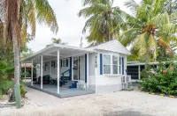 Kampground Escape w/ Kayaks, Heated Pool & Marina!