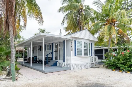 Kampground Escape w/ Kayaks, Heated Pool & Marina!