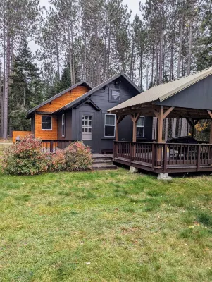 Wilderness Retreat 3-bedroom cabin in Eustis, Maine - 샬레 호텔
