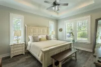 Peaceful Coastal Retreat! Pool and Beach, Book Now and Bring Your Boat!