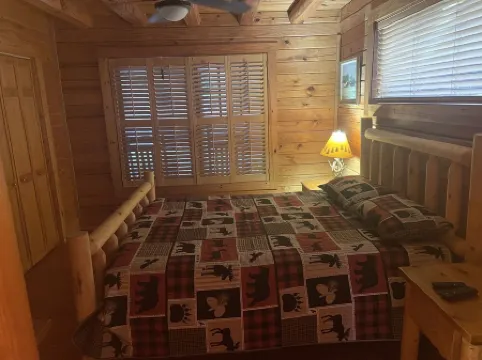 Beautiful 3 bedroom 3 bath log cabin 40 minutes from Asheville.