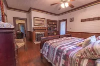 Convenient and Historic Farmhouse with modern amenities, sleeps 17