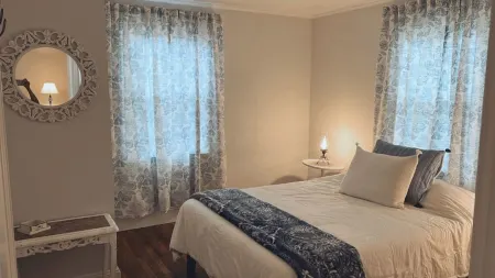 Comfy vintage cottage in beautiful small town--7mins from everything.