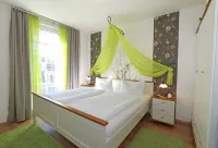 Best location in Sellin, only 100 meters to the beach, beautiful south-facing balcony
