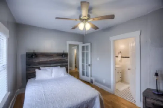 Big Midtown Home! Sports Room, Bunk Beds! Hotel a 