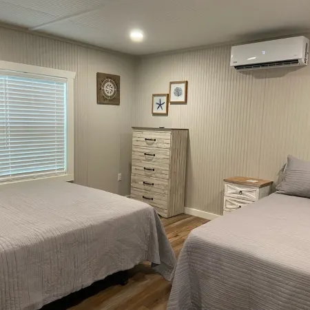 Cute cabin in nice quiet secluded area close to the water, The Coves Golf course