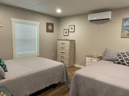 Cute cabin in nice quiet secluded area close to the water, The Coves Golf course Отели в г. Клиора