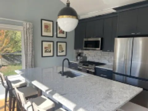 Beautiful Apt 2 1/2 Blocks to Beach, Close to Downtown