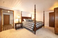 Minocqua Chain - Fall Color Dates Available!