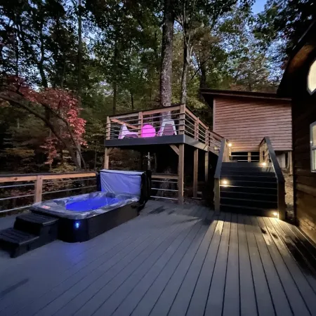 Secluded 34 Acres •Luxury Mountain Tiny Home with Treehouse Bedroom• Hot Tub