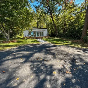 Centrally located St. Louis and Arch view. Complimentary water,wine & breakfast