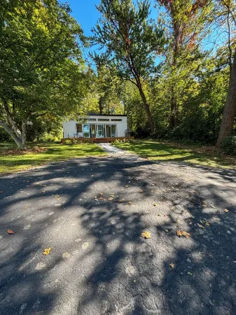 Centrally located St. Louis and Arch view. Complimentary water,wine & breakfast