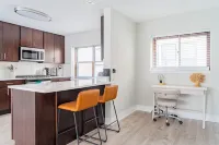 Modern|Aesthetic|2BR|Evanston|Next to Beach Hotels in Evanston