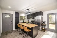 Central Woodlands. Outdoor deck, dining, & grill! Newly Remodeled.