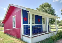 Texas Tin Star Tiny Home-Dusty Feathers Ranch. 9acres. Close to Cedar Creek Lake