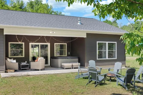 Wooded tranquil Retreat: Hot tub and fire pit. Just 8 miles from Traverse City!