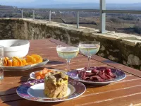 Large, tastefully renovated old house with elegant swimming pool.<br> Hôtels à : Saint-Marcel-d'Ardèche