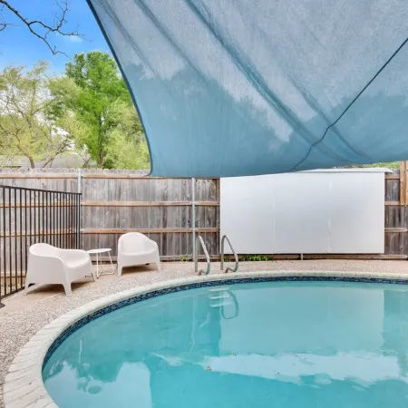 Pool & Gameroom, pet friendly, 10 Minutes from South congress, 20 from Downtown