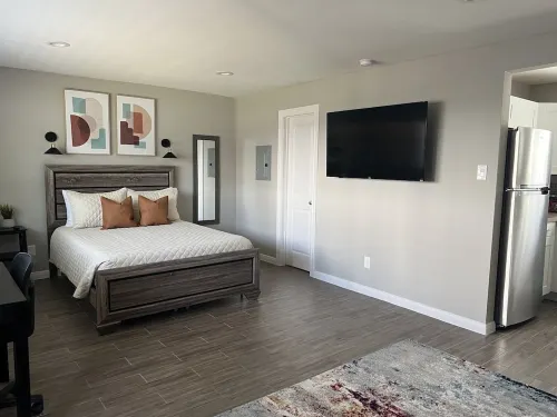 Studio @Montrose near Downtown| Free Parking