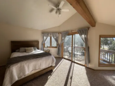 Pet Friendly Mountain Home w/Hot Tub, 10 Mins from Ski Resort & on Shuttle Route