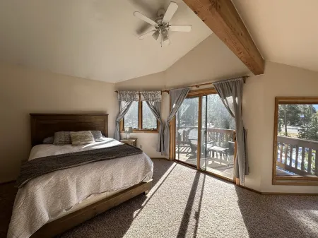 Pet Friendly Mountain Home w/Hot Tub, 10 Mins from Ski Resort & on Shuttle Route Отели рядом с достопримечательностью «Grand Park Community Recreation Center»