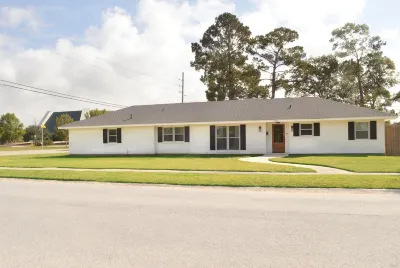 Spacious, Remodeled Home in the Heart of Hammond Hotels near Strawberry Stadium