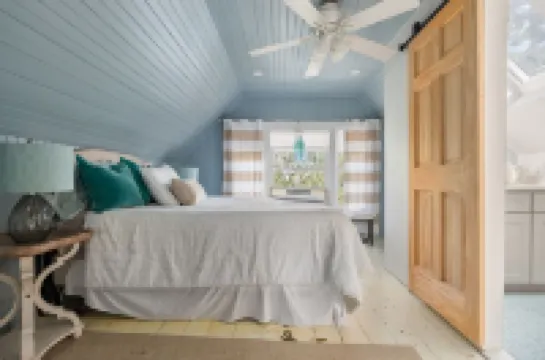 6-bedroom Oasis house in Onset w/ HUGE backyard, Firepit, Wifi, & work desk