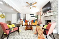 Vibrant & Cozy Home-Sleeps 12-King Bed-Fenced Yard Hotels in Snellville