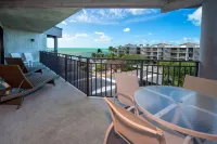 Beach Penthouse: Ocean Views from every room  Tropical Excellence