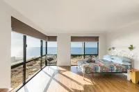 Oceanside relaxing beach front views. Wifi .  Light spacious for shared times Hotels near Peppermint Grove Beach Lookout