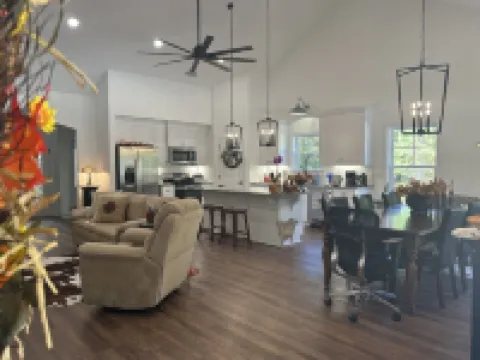 Cottage near Elijah State Park, Savannah Lakes Village, Baker and Hickory Knob.