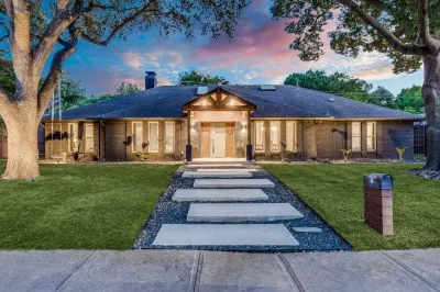 Heated Pool, Putting Green, Movie Theater and more! 4 bed/3 bath Hotels in Park Central