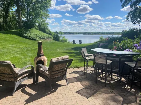 Lake Byllesby Paradise: Serene Lakefront Non-Smoking Home