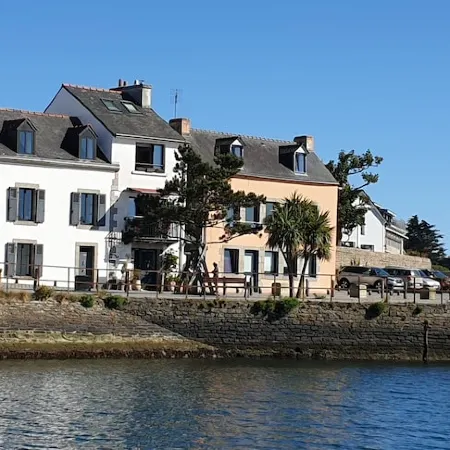 REF 606 Very nice renovated house, beautiful location overlooking the channel