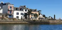 REF 606 Very nice renovated house, beautiful location overlooking the channel