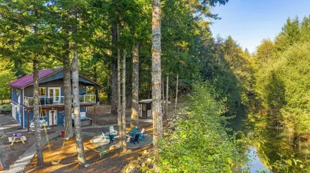 New- River Retreat w/ hot tub, beach & arcade/ game room Отели рядом с достопримечательностью «La Wis Wis Campground»