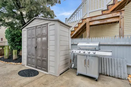 Walk to Beach! 4 Beach Badges Included. BBQ + Fire Pit. Towels + Linens Included