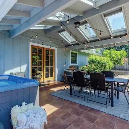 5-bedroom/3 bath home just 5 minutes to University of Oregon, patio/hot tub
