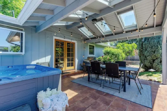 5-bedroom/3 bath home just 5 minutes to University of Oregon, patio/hot tub