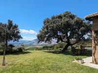 Rural house with spacious exterior and views of the mountains of Malaga. full rent