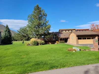 Glacier park views on the golf course! Great for Families. Hotels near Siyeh Pass