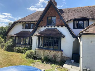 Four Oaks Chichester Hotels near Wey and Arun Canal trips, Onslow Arms, Weysouth