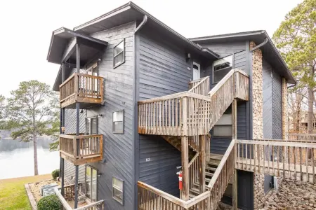 Lakefront 2B/2B Minutes from downtown!