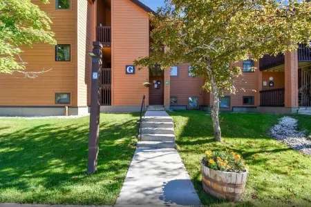 Pico G-203 Ski on/off located at the Base of Pico Mountain Ski Resort. NO Aircon