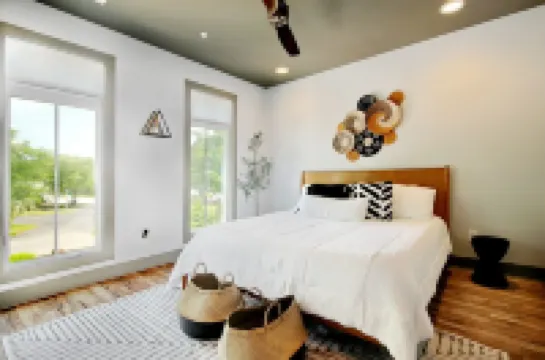 2 bedroom 2 bath Modern Luxury Townhome near Marshwalk