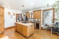 The Queen Victorian historic and 1 block from the town square