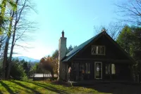 10 min from Stratton! Log Cabin w/ Beautiful Views